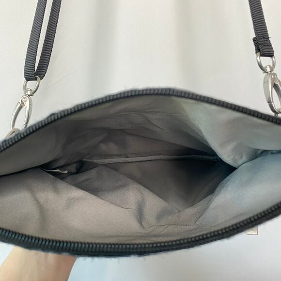 Baggallini Onyx Floral Flip Zip Crossbody Bag - Picture 6 of 12